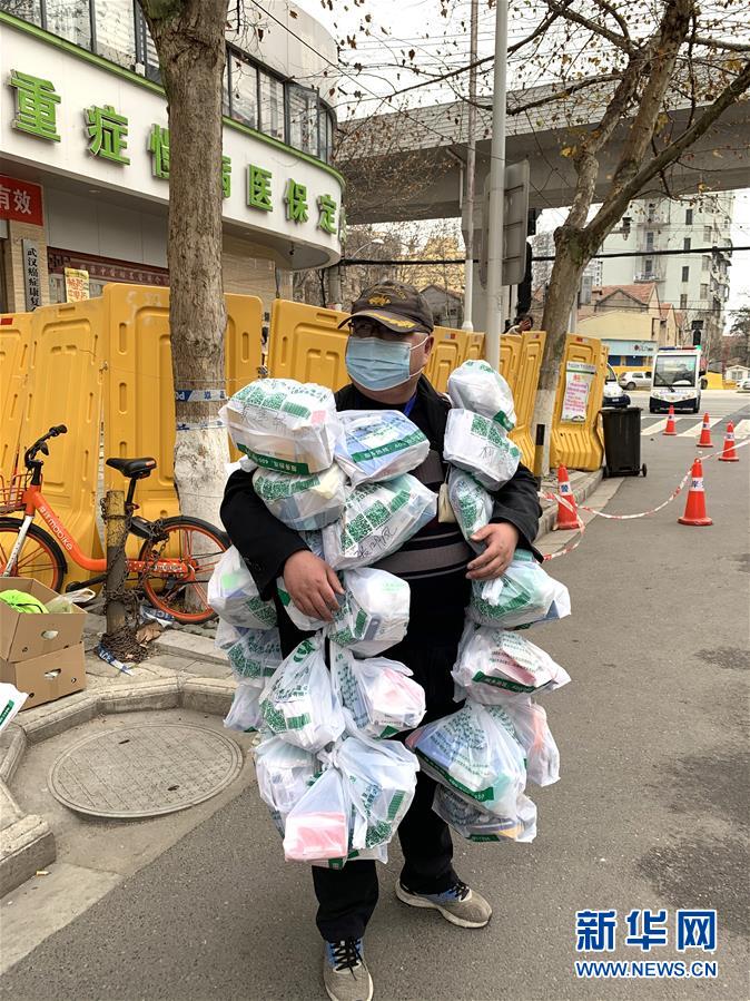 (新华全媒头条·图文互动)(30)风雨无阻向前进——写在全国疫情防控阻击战取得重大战略成果之际