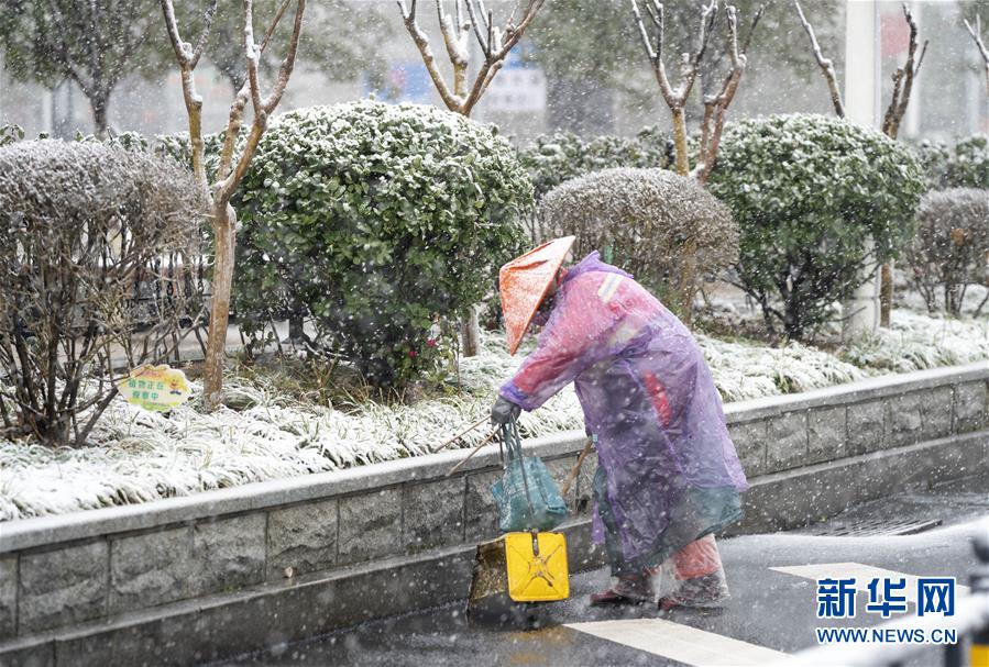 (新华全媒头条·图文互动)(31)风雨无阻向前进——写在全国疫情防控阻击战取得重大战略成果之际